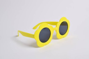 Beyaz arka planda sarı ayçiçeği şeklinde parti ya da doğum günü bardakları