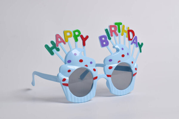 Красочные очки на белом фоне