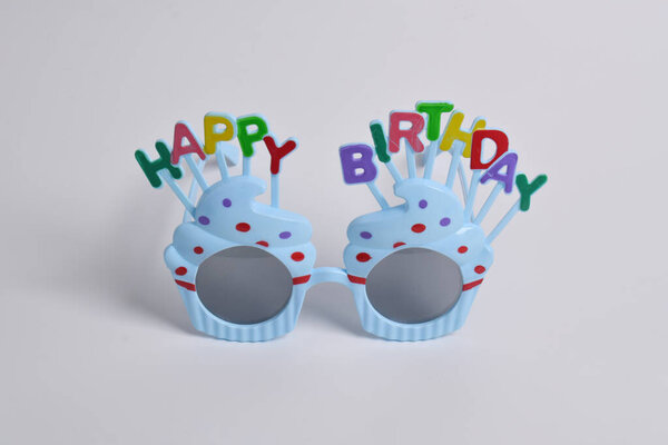 Красочные очки на белом фоне