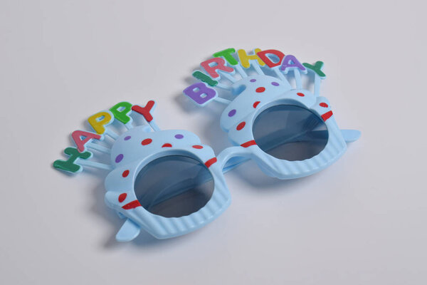 Красочные очки на белом фоне