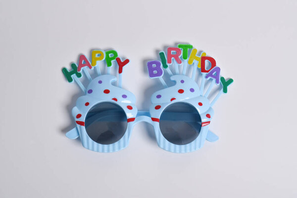 Красочные очки на белом фоне