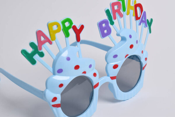 Красочные очки на белом фоне