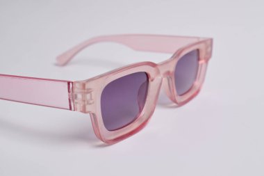 Beyaz arkaplanda kaliteli güneş gözlüğü