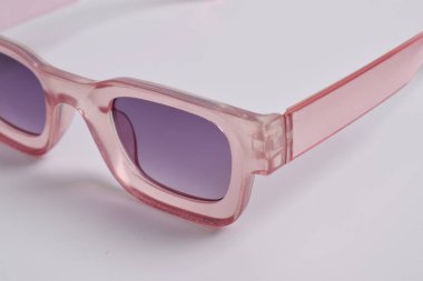 Beyaz arkaplanda kaliteli güneş gözlüğü