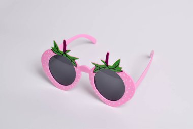 Beyaz arka planda pembe çilek bardakları. Doğum günü, disko partisi, karnaval, festival için.