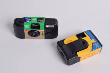 Pasuruan - 20 Şubat 2024: Fujifilm ve Kodak tek kullanımlık film kamerası beyaz arka planda izole edildi