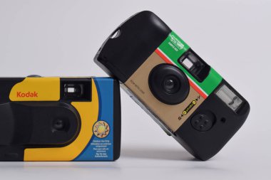 Pasuruan - 20 Şubat 2024: Fujifilm ve Kodak tek kullanımlık film kamerası beyaz arka planda izole edildi