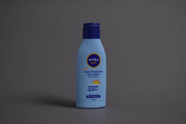 Pasuruan - 19 Şubat 2024: Nivea gri arka planda günlük güneş kremi. Nivea, cilt ve vücut bakım ürünlerinde uzmanlaşmış bir Alman kişisel bakım markasıdır.