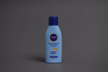Pasuruan - 19 Şubat 2024: Nivea gri arka planda günlük güneş kremi. Nivea, cilt ve vücut bakım ürünlerinde uzmanlaşmış bir Alman kişisel bakım markasıdır.