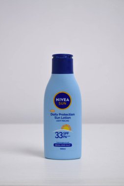 Pasuruan - 19 Şubat 2024: Nivea günlük koruma güneş losyonu beyaz arka planda izole edildi. Nivea, cilt ve vücut bakım ürünlerinde uzmanlaşmış bir Alman kişisel bakım markasıdır.
