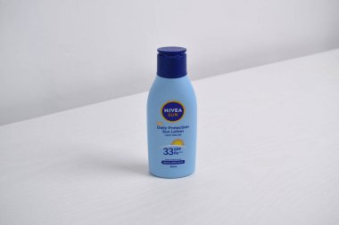 Pasuruan - 19 Şubat 2024: Nivea günlük koruma güneş losyonu beyaz arka planda izole edildi. Nivea, cilt ve vücut bakım ürünlerinde uzmanlaşmış bir Alman kişisel bakım markasıdır.