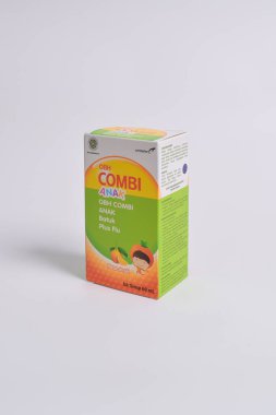 Pasuruan - 22 Şubat 2024: OBH beyaz arka planda izole edilmiş portakal aromalı çocuklar için grip ilacı