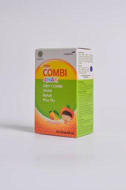 Pasuruan - 22 Şubat 2024: OBH beyaz arka planda izole edilmiş portakal aromalı çocuklar için grip ilacı