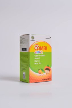 Pasuruan - 22 Şubat 2024: OBH beyaz arka planda izole edilmiş portakal aromalı çocuklar için grip ilacı