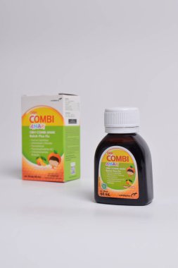 Pasuruan - 22 Şubat 2024: OBH beyaz arka planda izole edilmiş portakal aromalı çocuklar için grip ilacı