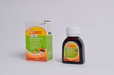 Pasuruan - 22 Şubat 2024: OBH beyaz arka planda izole edilmiş portakal aromalı çocuklar için grip ilacı