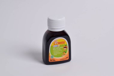 Pasuruan - 22 Şubat 2024: OBH beyaz arka planda izole edilmiş portakal aromalı çocuklar için grip ilacı