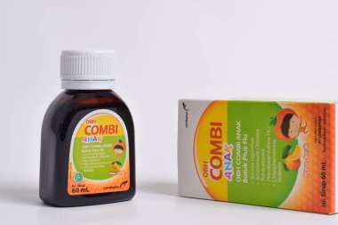 Pasuruan - 22 Şubat 2024: OBH beyaz arka planda izole edilmiş portakal aromalı çocuklar için grip ilacı