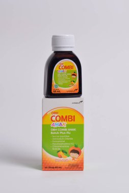 Pasuruan - 22 Şubat 2024: OBH beyaz arka planda izole edilmiş portakal aromalı çocuklar için grip ilacı