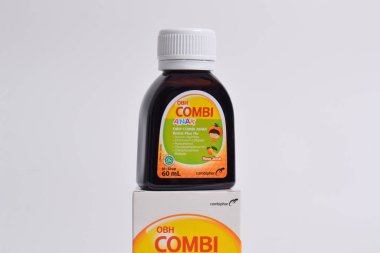 Pasuruan - 22 Şubat 2024: OBH beyaz arka planda izole edilmiş portakal aromalı çocuklar için grip ilacı