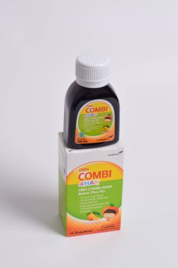 Pasuruan - 22 Şubat 2024: OBH beyaz arka planda izole edilmiş portakal aromalı çocuklar için grip ilacı