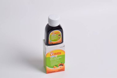 Pasuruan - 22 Şubat 2024: OBH beyaz arka planda izole edilmiş portakal aromalı çocuklar için grip ilacı