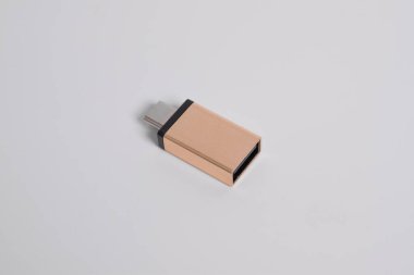 Adaptör USB Tip C erkek USB 3.0 Tip C adaptör OTG kablo beyaz arkaplan dönüştürür. Flash disk adaptörü tip C 'ye göre