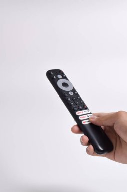 Pasuruan - 22 Şubat 2024: Evde sinema ve eğlence programları için Smart TV yayın kanalı seçimini gösteren uzaktan kumanda (Netflix, Prime Video, Youtube, WeTV, Vidio)