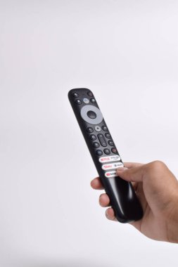 Pasuruan - 22 Şubat 2024: Evde sinema ve eğlence programları için Smart TV yayın kanalı seçimini gösteren uzaktan kumanda (Netflix, Prime Video, Youtube, WeTV, Vidio)