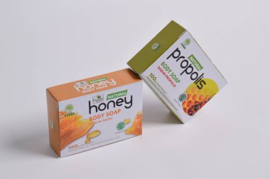 Pasuruan - 22 Şubat 2024: HNI 'dan Propolis ve Bal vücut sabunu beyaz arka planda izole edildi. HNI veya Halal Network International Endonezya 'da çeşitli helal ve kaliteli tüketici ürünleri satan bir helal satış şirketidir.