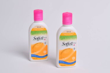 Pasuruan - 22 Şubat 2024: Soffell sivrisinek kovucu losyonu ve beyaz arka planda turuncu koku