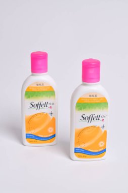 Pasuruan - 22 Şubat 2024: Soffell sivrisinek kovucu losyonu ve beyaz arka planda turuncu koku