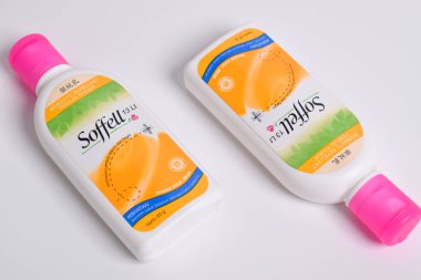 Pasuruan - 22 Şubat 2024: Soffell sivrisinek kovucu losyonu ve beyaz arka planda turuncu koku