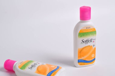 Pasuruan - 22 Şubat 2024: Soffell sivrisinek kovucu losyonu ve beyaz arka planda turuncu koku