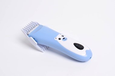 Beyaz arka planda izole edilmiş bebekler ve çocuklar için kablosuz saç kesme makinesi.