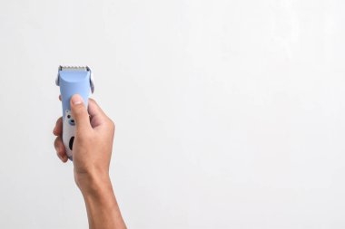 Beyaz arka planda izole edilmiş bebekler ve çocuklar için kablosuz saç kesme makinesi..