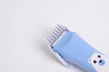 Beyaz arka planda izole edilmiş bebekler ve çocuklar için kablosuz saç kesme makinesi.