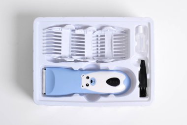 Beyaz arka planda izole edilmiş bebekler ve çocuklar için kablosuz saç kesme makinesi.