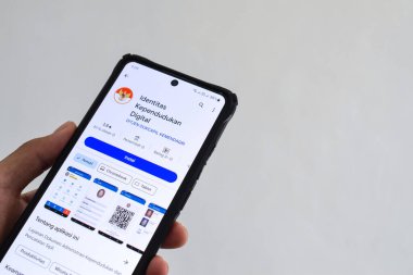 Pasuruan, Endonezya - 2 Mayıs 2024: Ulusal Nüfus Kimliği (IDK) mobil uygulamasına erişen adam. Dijital Nüfus Kimliği (IKD) uygulamasının görüntüsü.