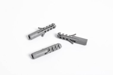 Beyaz izole arka plandaki vidalar için gri plastik paneller