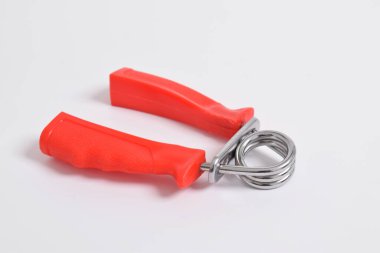 Kırmızı tutuş beyaz arka planda izole edildi. El tutuşu egzersiz ekipmanı