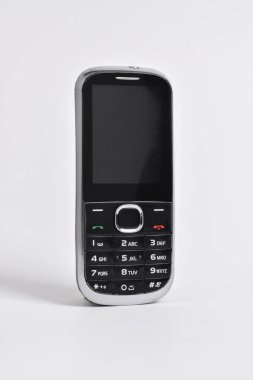 Eski cep telefonu beyaz arka planda izole edilmiş. Klasik cep telefonu.