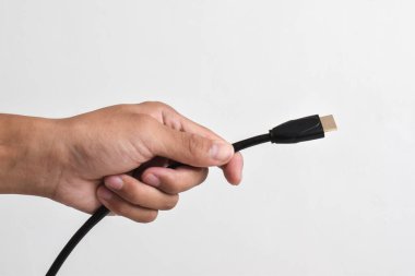 Beyaz arkaplanda el ele tutuşan HDMI kablo bağlantısı