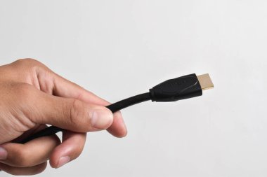Beyaz arkaplanda el ele tutuşan HDMI kablo bağlantısı