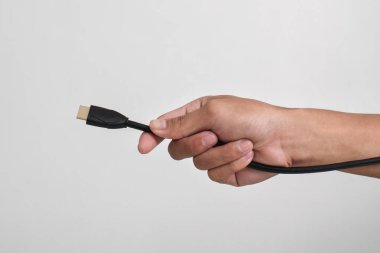 Beyaz arkaplanda el ele tutuşan HDMI kablo bağlantısı