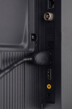 Korumalı hdmi kablosu monitöre bağlı. HDMI kablosu televizyona bağlı.