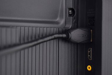 Korumalı hdmi kablosu monitöre bağlı. HDMI kablosu televizyona bağlı.