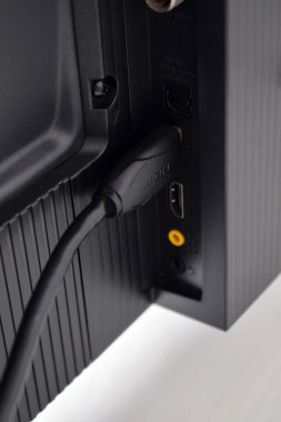 Korumalı hdmi kablosu monitöre bağlı. HDMI kablosu televizyona bağlı.