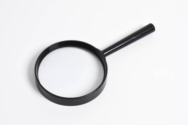 Büyüteç beyaz arkaplanda izole edilmiş