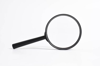 Büyüteç beyaz arkaplanda izole edilmiş